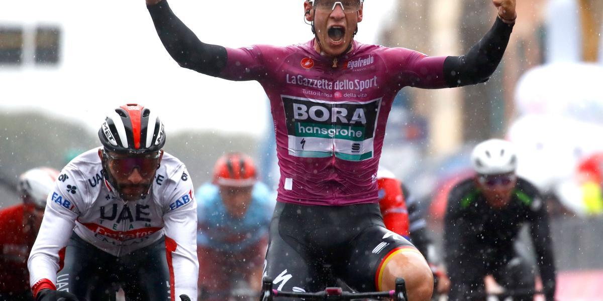 El colombiano Fernando Gaviria (d) a la llegada de la etapa 5 del Giro de Italia 2019 junto con el ganador de la fracción, Pascal Ackermann.