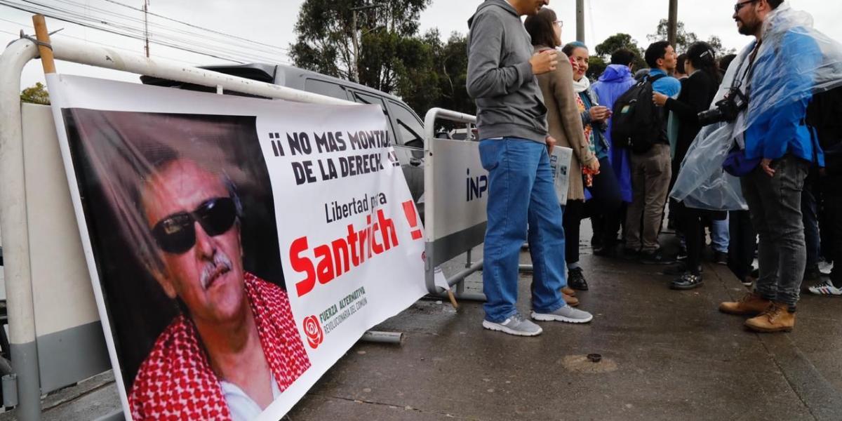 Varios simpatizantes de Jesús Santrich, e impulsores de lo que meses atrás se denomino 'Santrich Libre', esperan en la salida de La Picota.