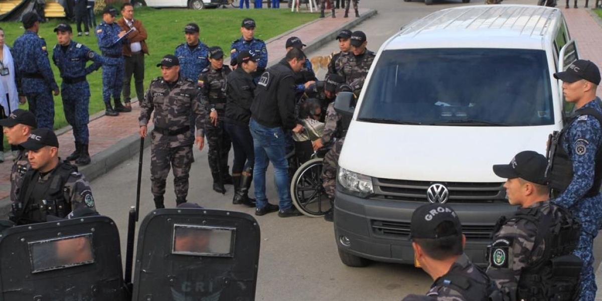 Tras ello, fue montado a una camioneta en la que se movilizaban funcionarios de la Fiscalía. El vehículo ingresó al interior de La Picota, devolviendo de paso a Santrich a las instalaciones.