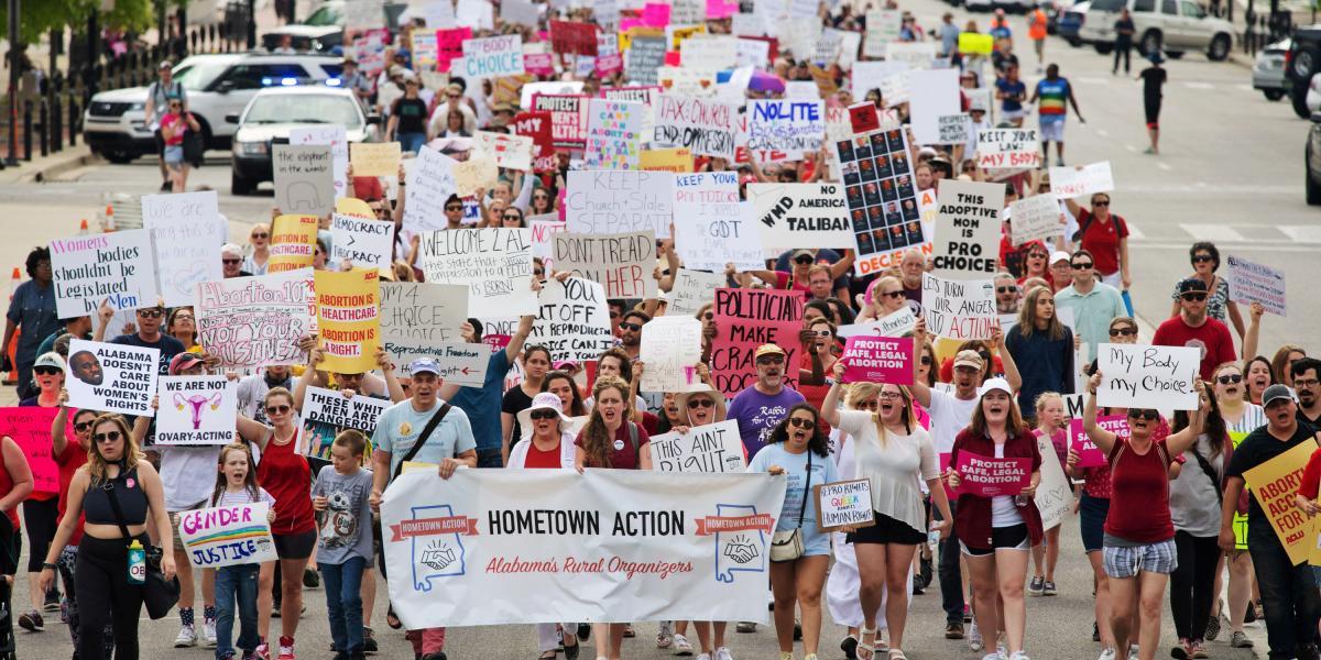 Marcha por los derechos reproductivos en Alabama en protesta por la ley antiaborto que acaba de ser aprobada en el estado, una de las más restrictivas del Estados Unidos.