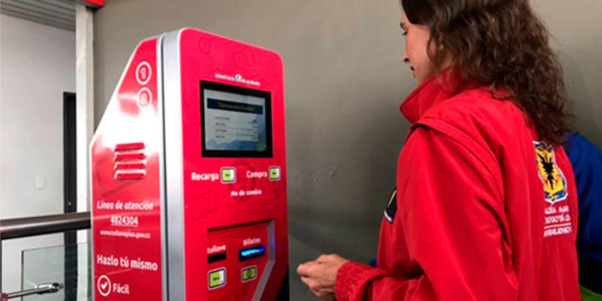 La implementación de este sistema de recarga y compra de tarjetas mediante los cajeros ATM será adicional y reforzará la función del personal de las taquillas en portales y estaciones.