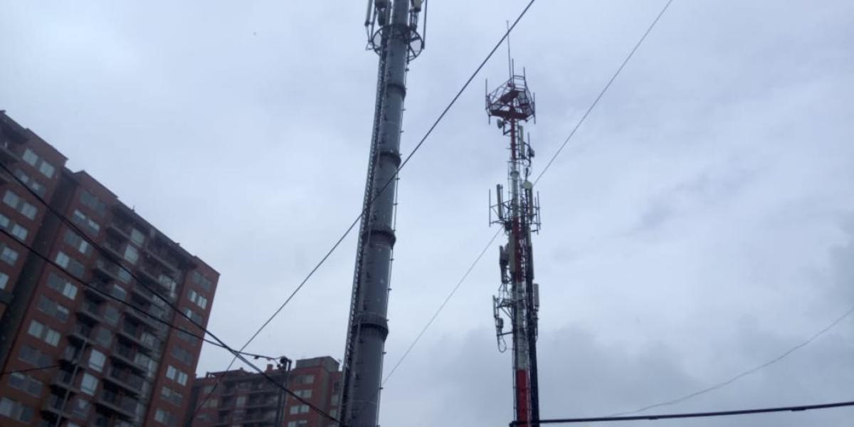 Estas son algunas de antenas que funcionan irregularmente en Bogotá. La Personería encontró que muchas no están vigiladas.