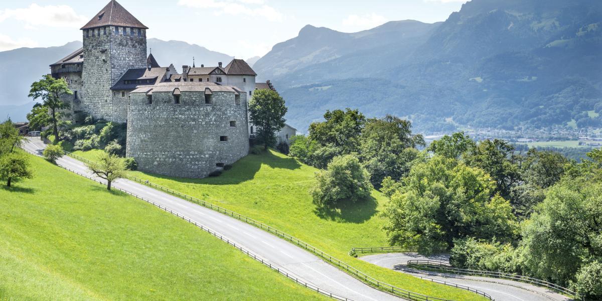 8. Liechtenstein
Este país puede verse en un fin de semana e inaugurará, a finales de mayo de este año, una ruta senderista panorámica de 75 kilómetros que pasa por 11 municipios. Atravesará viñedos, páramos, montañas, ruinas medievales y maravillas naturales. Otra de las grandes maravillas es que este país puede recorrerse en bicicleta. Otra buena opción es visitarlo en invierno, pues es el único país situado en los Alpes.