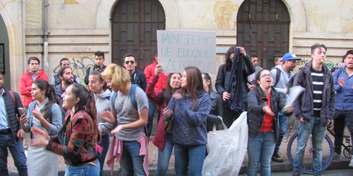 Estudiantes de la Universidad Autonóma durante el cierre de la institución, por el paro de maestros y administrativos.