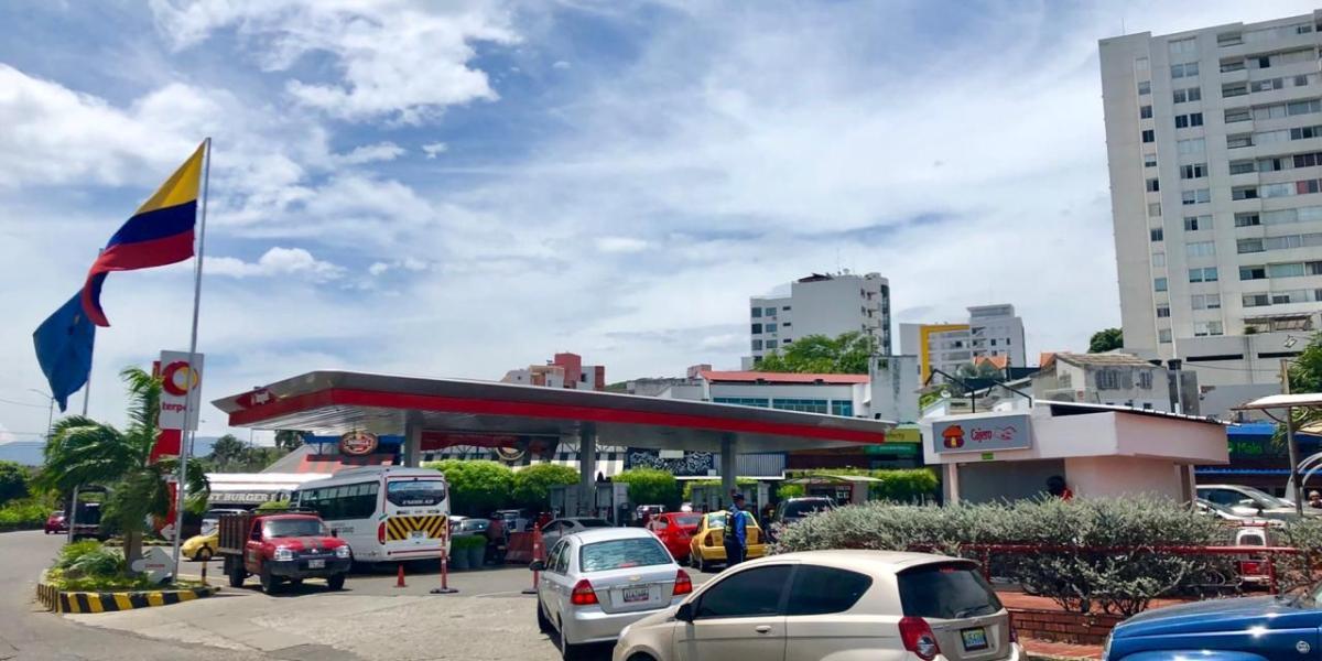 Filas de carros, que abarcan casi tres manzanas, se forman en las inmediaciones de las estaciones de servicio de Cúcuta para tanquear.