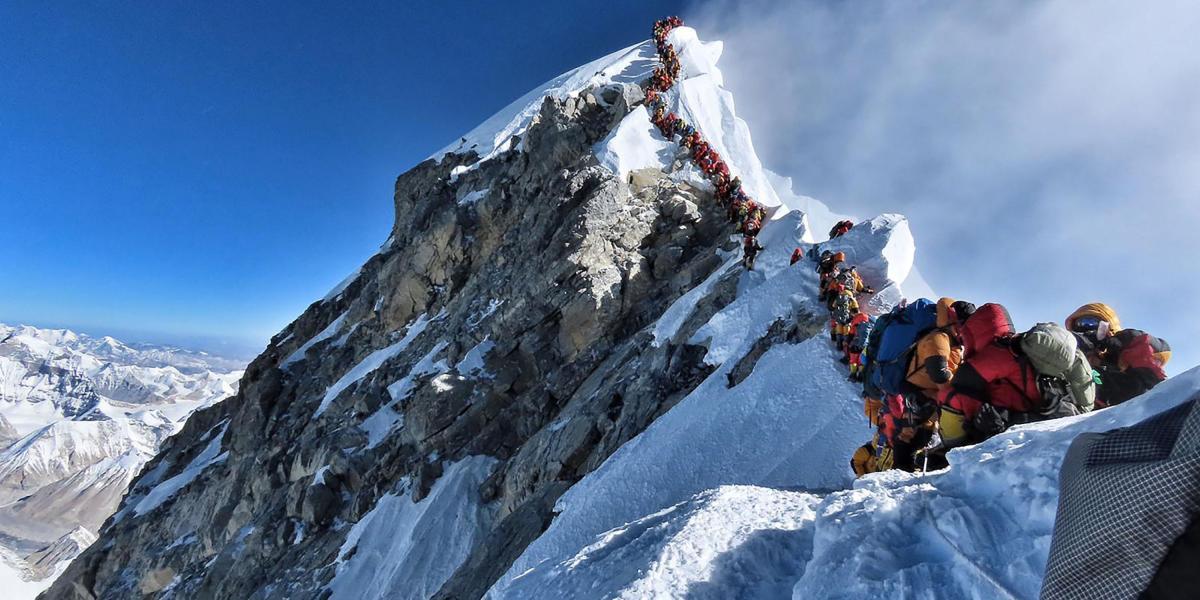 Los alpinistas tuvieron que esperar por horas para llegar a la cumbre.