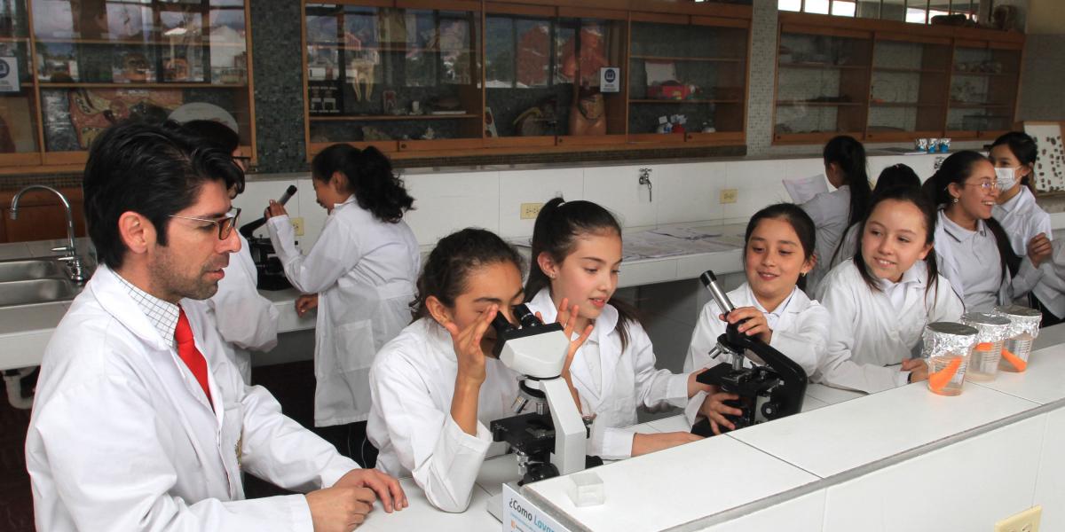 Los estudiantes aprovechan el laboratorio de física, química y ciencias para desarrollar su potencial científico.