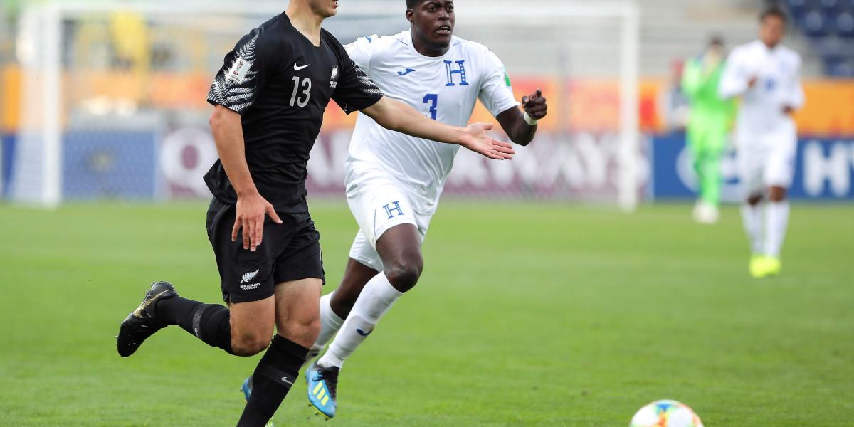 Acción de juego del partido entre Nueva Zelanda y Honduras.