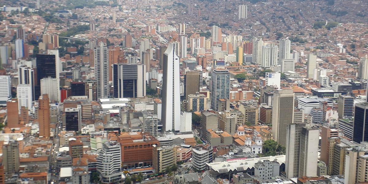 Medellín está conformada por 16 comunas, 249 barrios y 5 corregimientos