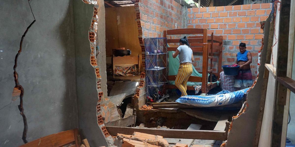 Vista de una casa destruida este domingo, después de un terremoto de magnitud 8 en la escala de Richter en la ciudad amazónica de Yurimaguas (Perú).
