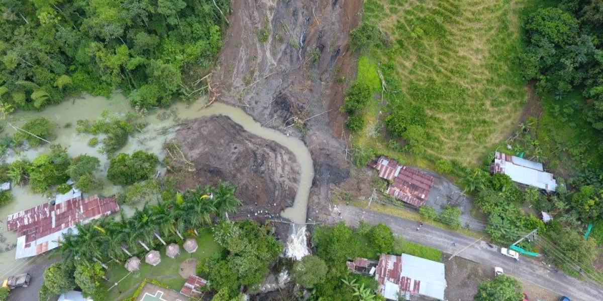 La Gobernación de Cundinamarca y otras entidades hacen presencia en el deslizamiento en La Palma.