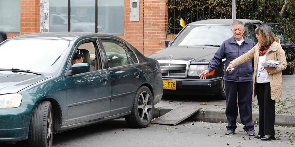 Luis Ojeda (chaqueta azul), el conductor del vehículo en el que viajaba Álvaro Gómez Hurtado al momento del atentado, participa de la reconstrucción.