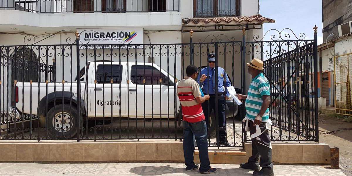 Los migrantes llegan a Turbo (Antioquia), en busca de una lancha que los lleve a Capurganá (Chocó), para luego pasar hacia Panamá.