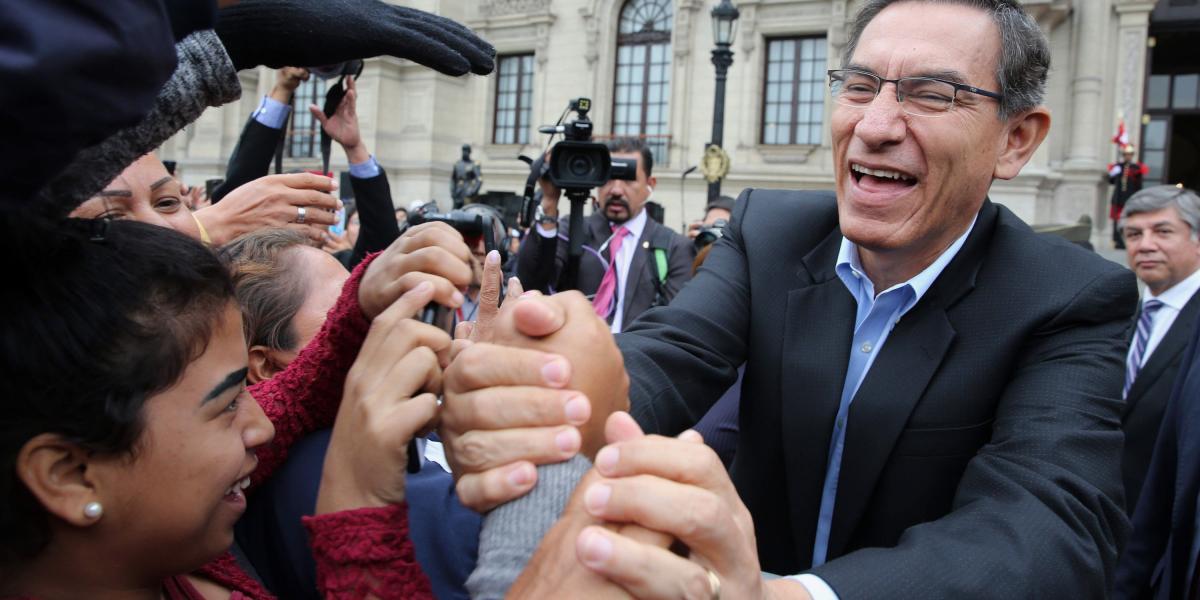 El presidente peruano, Martín Vizcarra, saluda a cientos de personas que le solicitaron disolver el Congreso.
