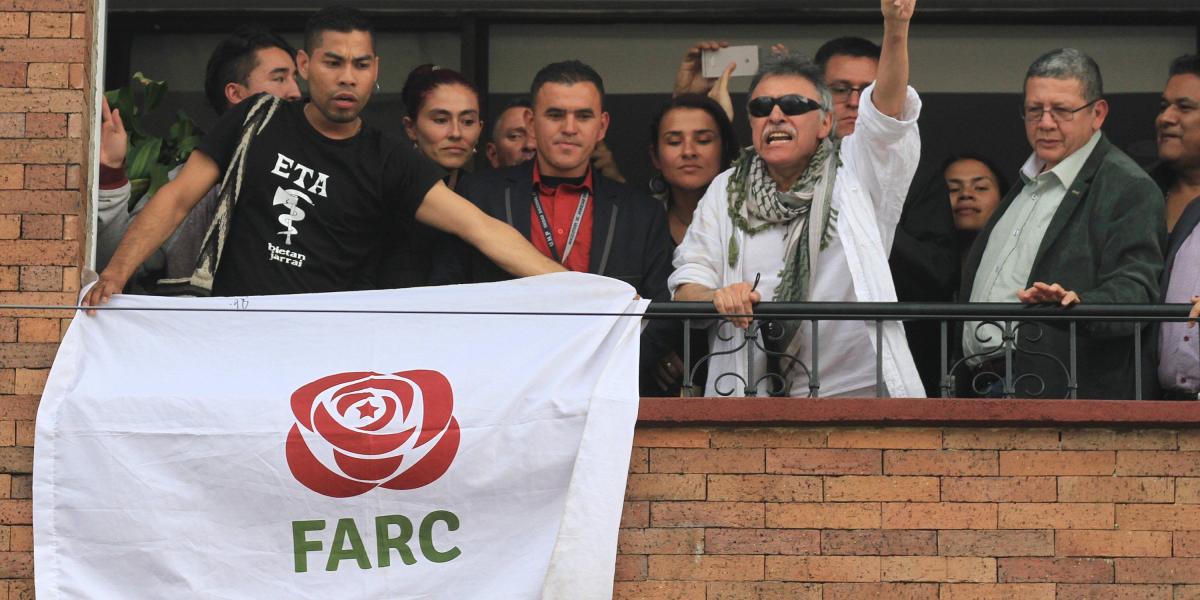 Esta persona, además, sostuvo la bandera de la Farc durante la intervención de Santrich en un balcón en el que estaban poco más de 12 personas.