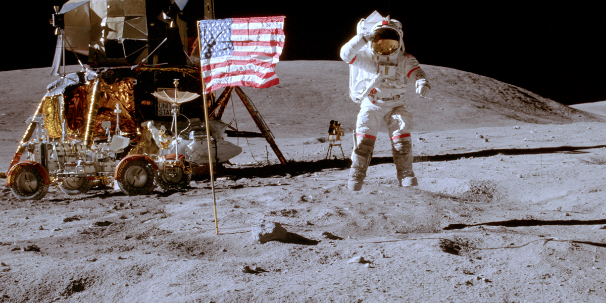 El astronauta John Young, miembro de la tripulación del Apolo 16, junto al módulo lunar y al rover de exploración del satélite.