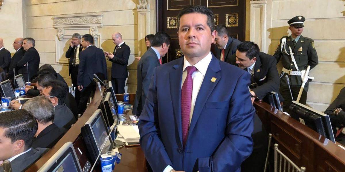 El congresista Hernán Gustavo Estupiñán apeló la suspensión, por 90 días. Lo acusan de quitarle parte del sueldo a un miembro de su UTL y tener a otros trabajando en Nariño.