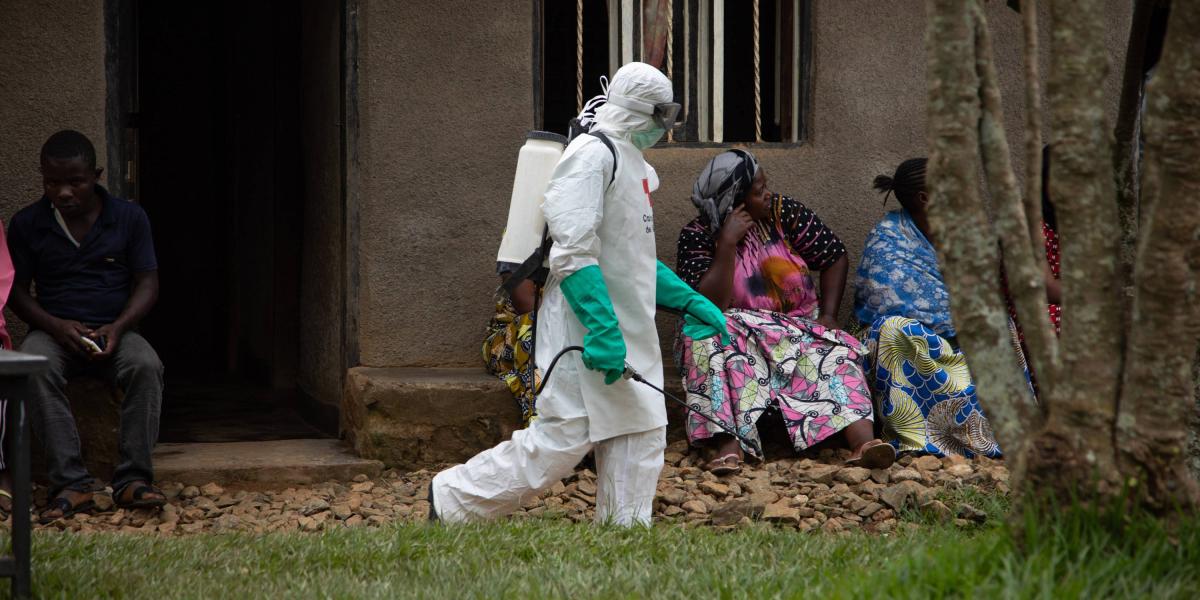 Miembros de la Cruz Roja y de los equipos de entierros dignos pero seguros (SDB) actúan tras la llamada de alerta de una familia que perdió a uno de sus miembros por un posible caso de ébola, el pasado 2 de junio, en Beni, República Democrática del Congo.