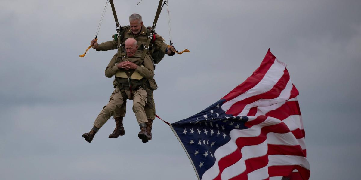 Celebración de los 75 años del desembarco de Normandía, el llamado Día D. Un paracaidista de 97 años recrea un salto en paracaídas, con ayuda.