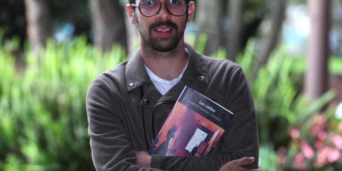 Álvarez se formó como periodista en la Universidad de La Habana. Es autor del libro de crónicas ‘La tribu’.