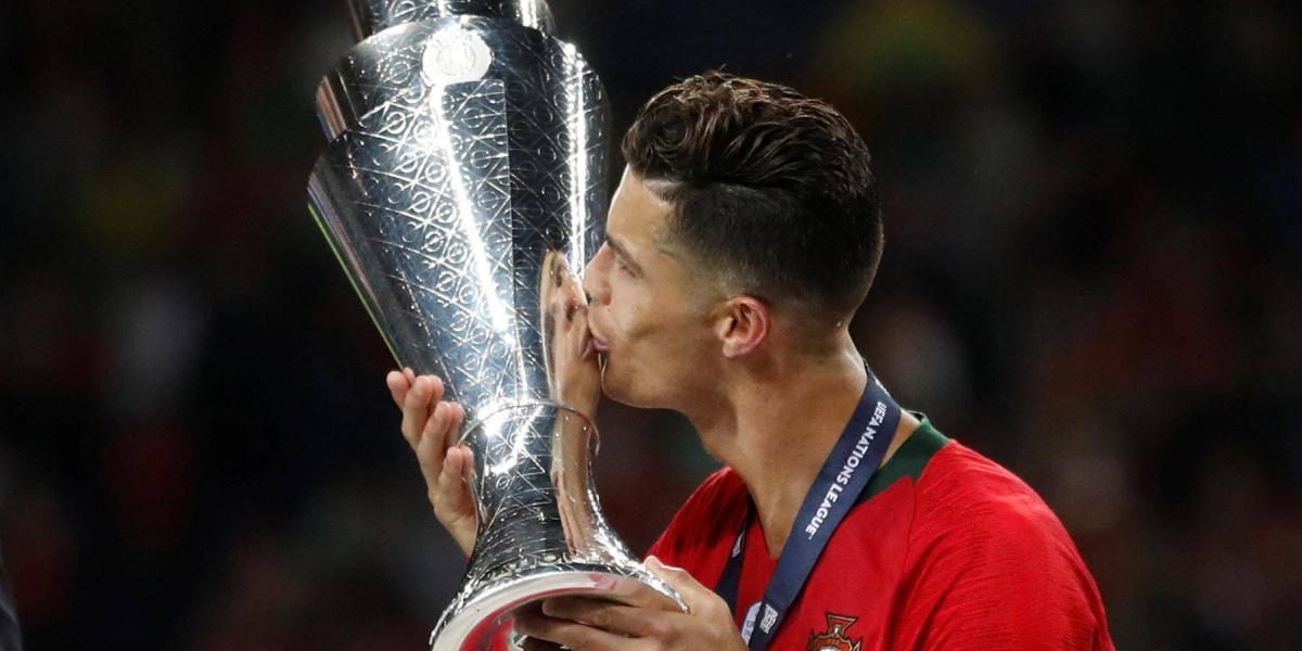 Cristiano Ronaldo y el trofeo de campeón de la Liga de Naciones.