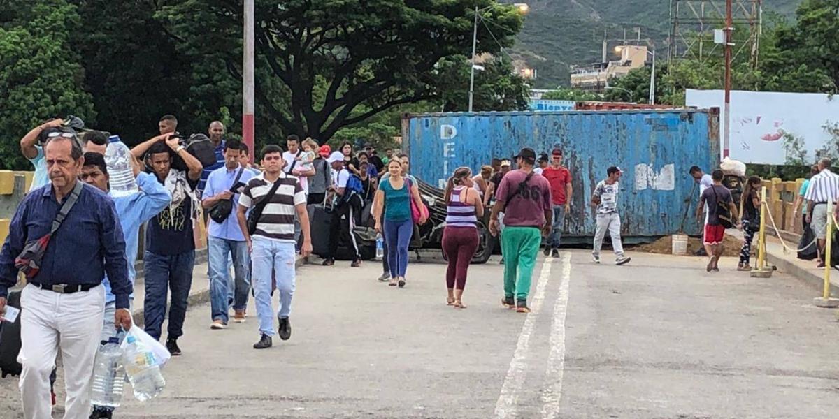 Autoridades venezolanas vacían los contenedores, que obstaculizan el paso peatonal por las tres infraestructuras binacionales de Norte de Santander.