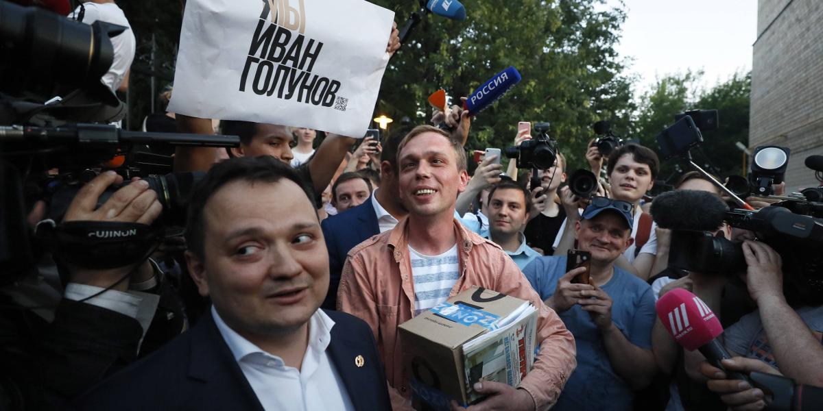 El reportero del diario digital Meduza Iván Golunov (c) tras ser puesto en liberad sin cargos por el Gobierno ruso, este martes en Moscú (Rusia).