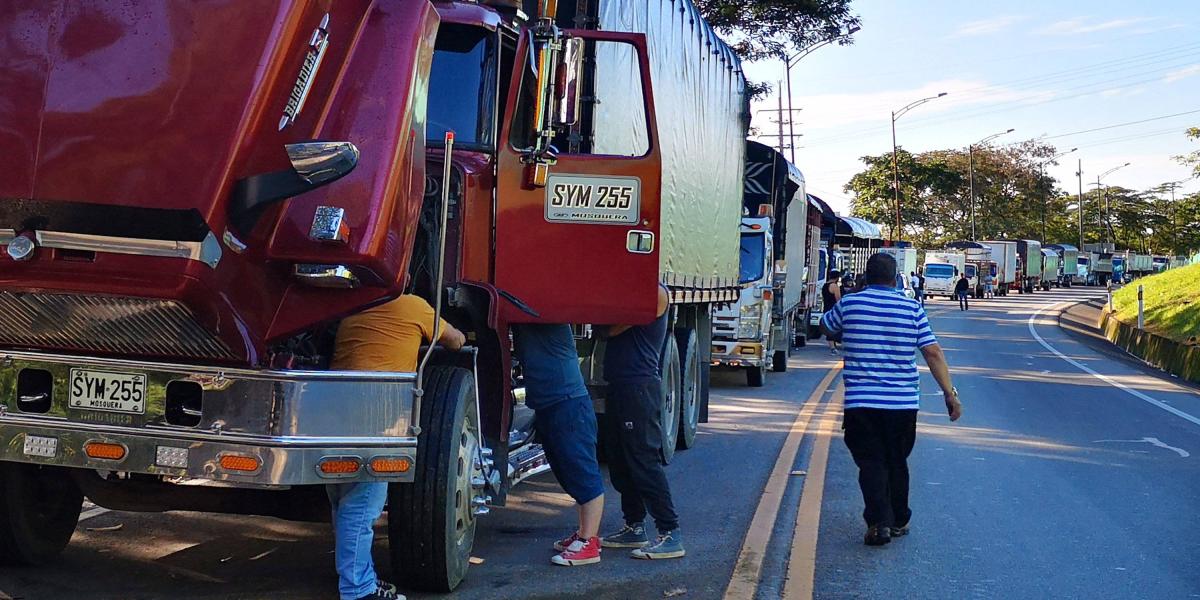 En Villavicencio los conductores de vehículos que van para Bogotá esperan que se anuncie la reapertura de la vía al Llano.