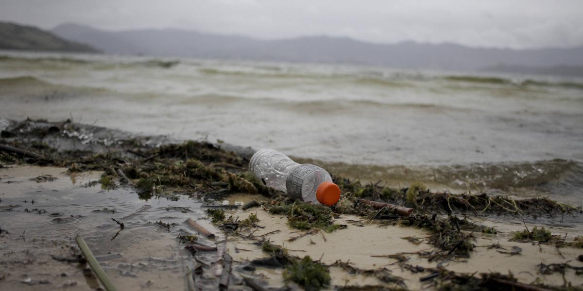 Esta es solo una botella plástica de miles que son arrojadas en la arena y el agua de la playa más alta de Colombia.