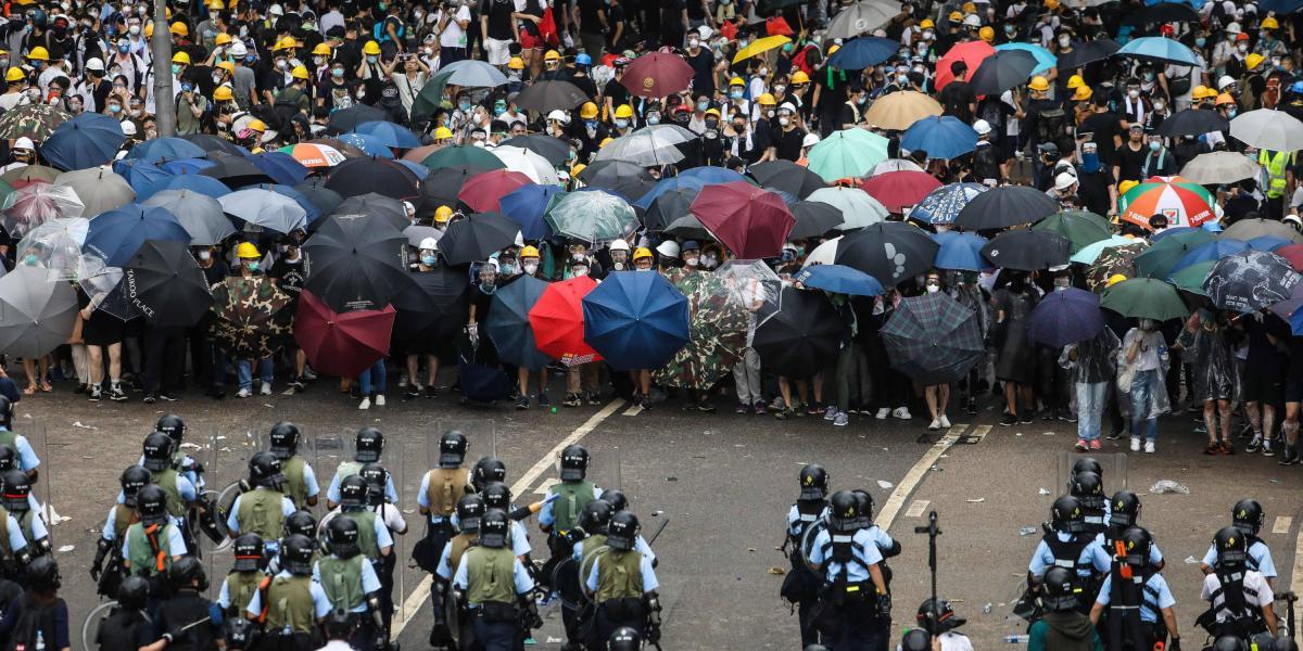 Miles de ciudadanos que protestan contra la ley de extradición en Hong Kong bloquearon las calles y se enfrentaron con la policía este 11 de junio.