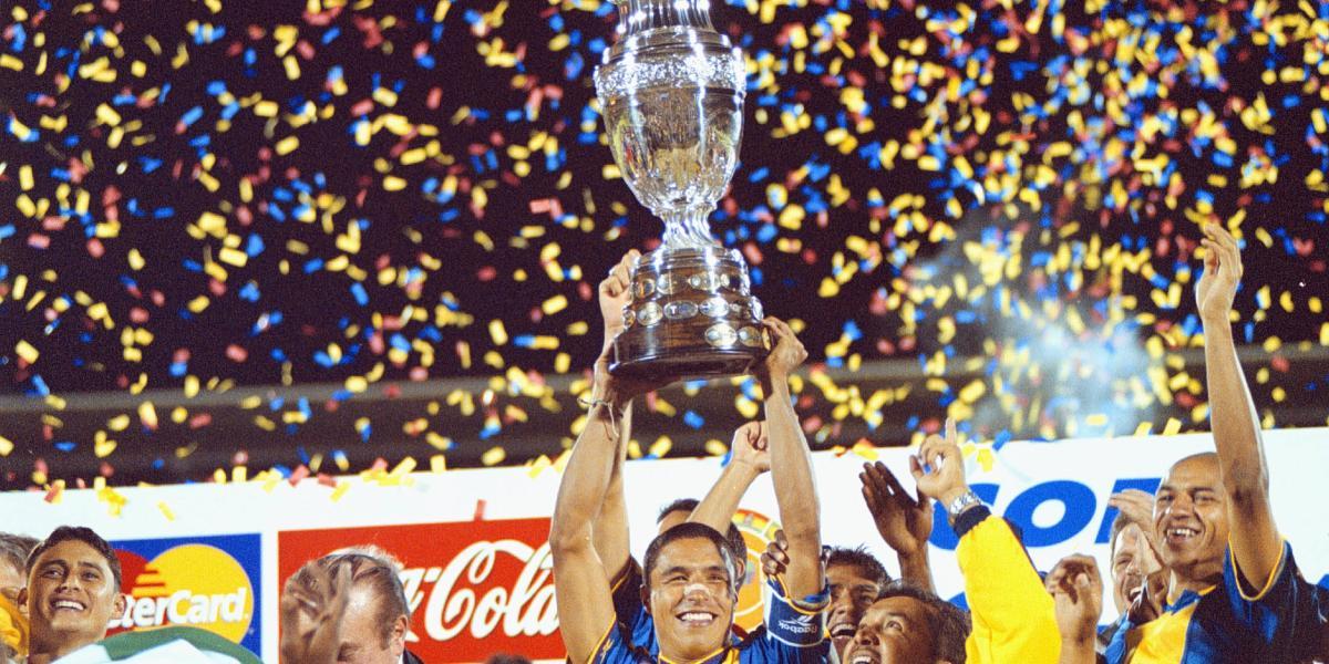 El sublime momento en el cual Iván Ramiro Córdoba levanta la copa de campeón de la Copa América.