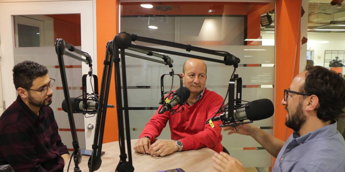 El director de la Escuela de EL TIEMPO, Carlos Solano (der.) habló con el redactor de Salud Rony Suárez y el subeditor de Política, Jorge Meléndez.