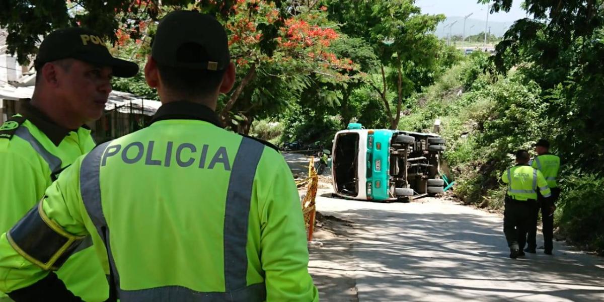 Así quedó el bus, volcado a un costado de la subida de la carrera 38, cuando transportaba a 28 niños del colegio Pestalozzin de Barranquilla.