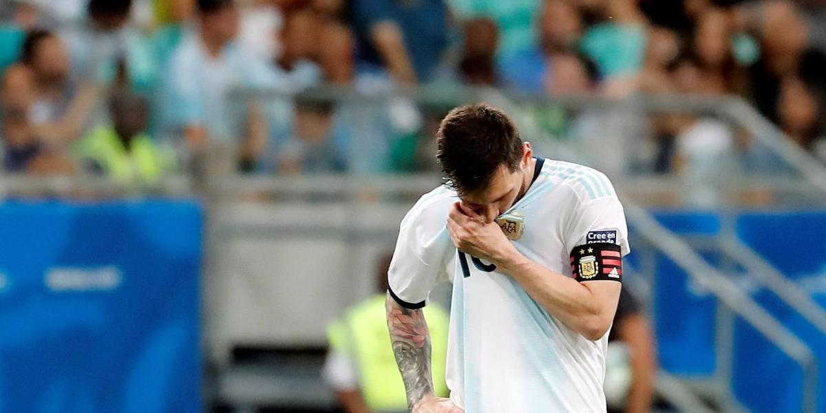 Lionel Messi se lamenta por la derrota contra Colombia.