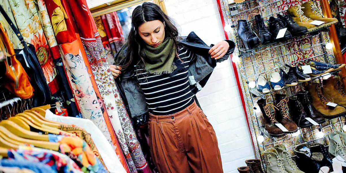 En Bogotá cada vez es más frecuente encontrar en la calle tiendas donde se vende ropa de segunda.