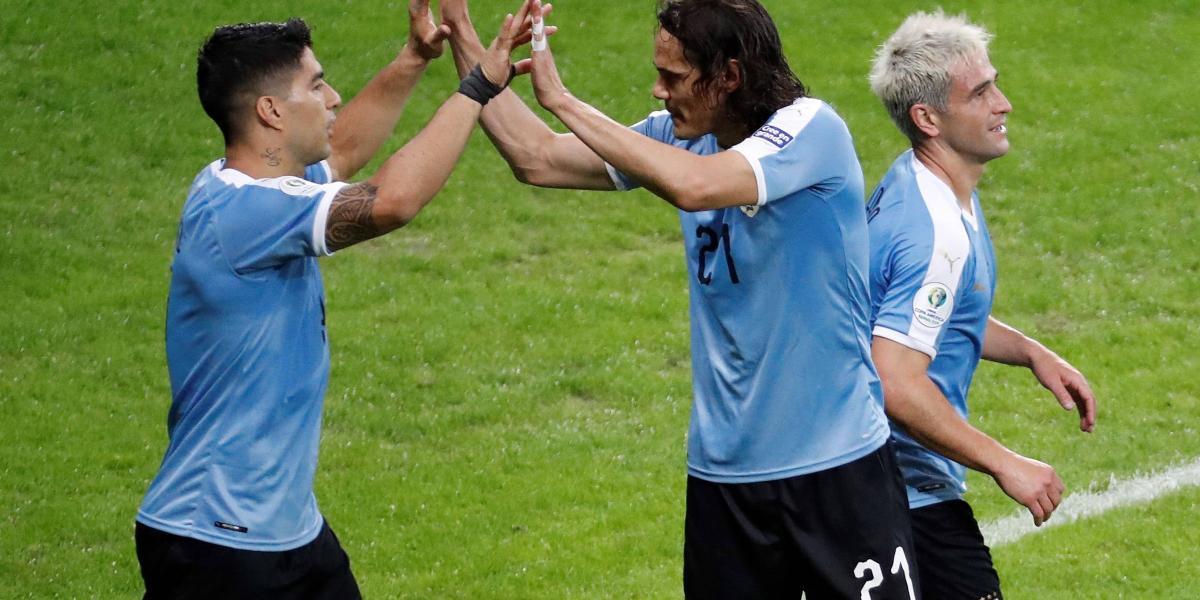 Los jugadores de Uruguay celebran el gol de Luis Suárez.