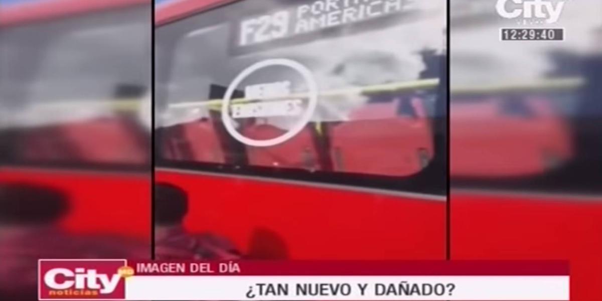 Nuevo bus de TransMilenio varado