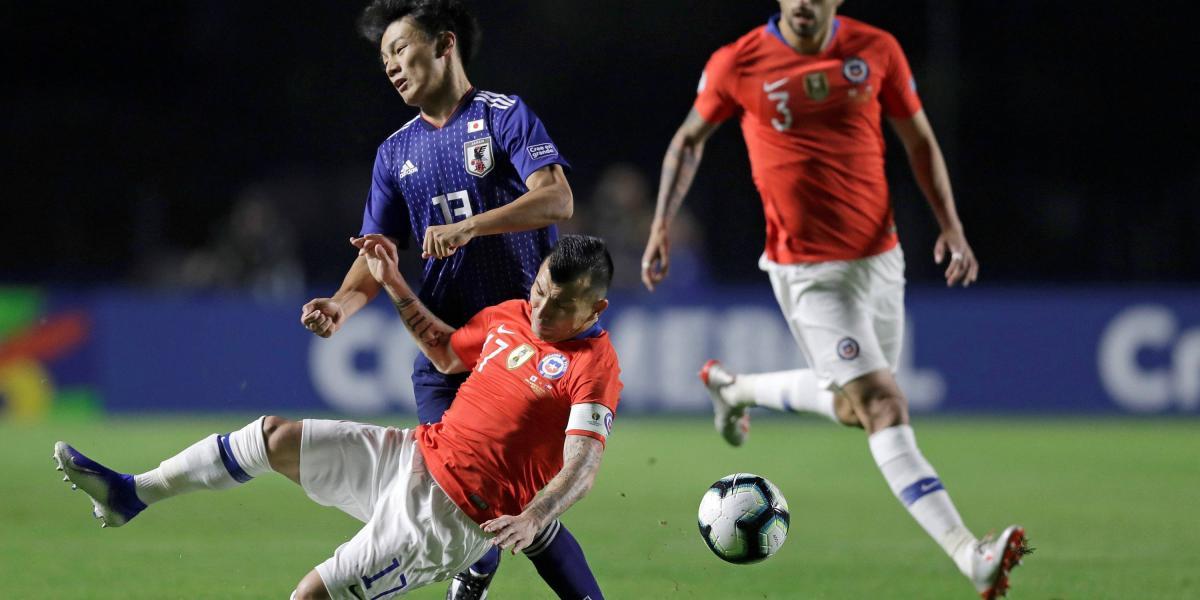 Acción de juego del partido entre Japón y Chile.