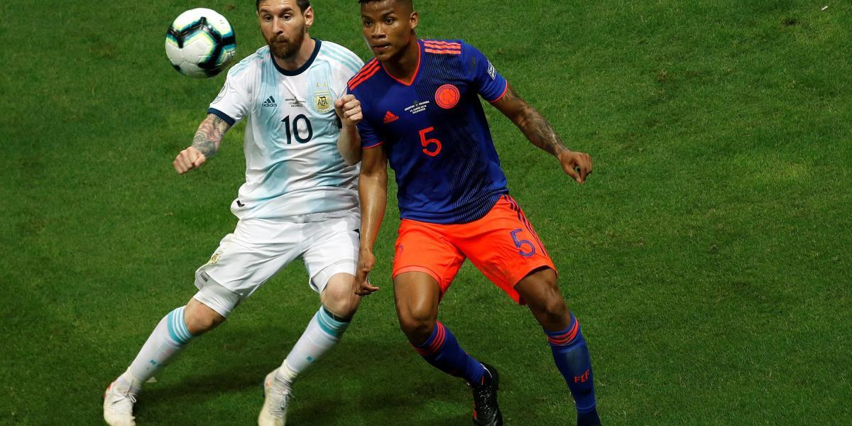 Wílmar Barrios lucha un balón con Lionel Messi.