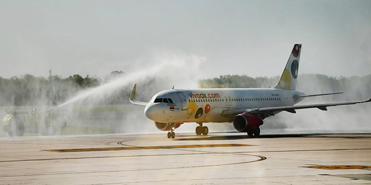 Con el sentimiento de lluvia fue recibido en la pista del Aeropuerto Ernesto Cortissoz el vuelo inaugural de Viva Air, quien regresa a Barranquilla.