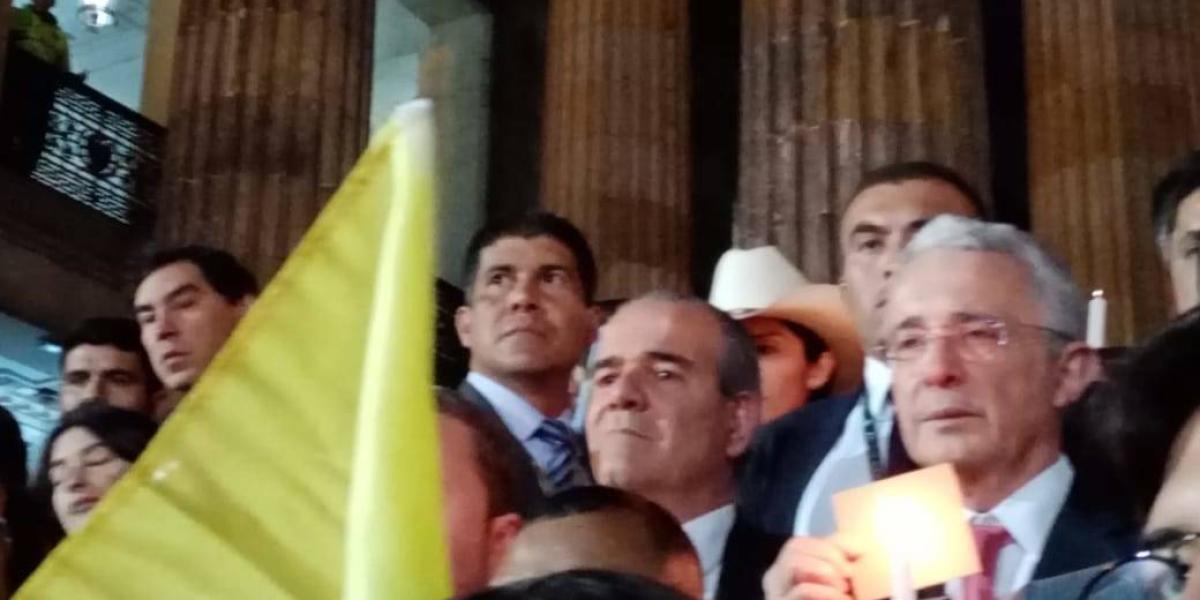 Álvaro Uribe también asistió al plantón en la plaza de Bolívar.