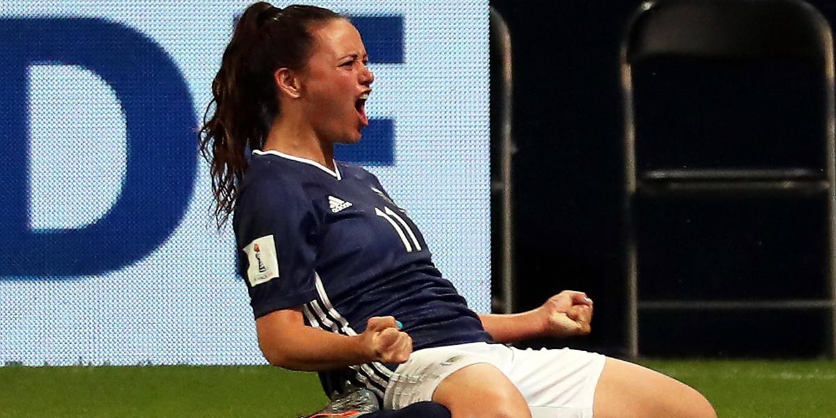 Florencia Bonsegundo, de Argentina, celebra tras anotar el 3 - 3 ante Escocia durante un partido de la Copa Mundial Femenina, en juego disputado en París.