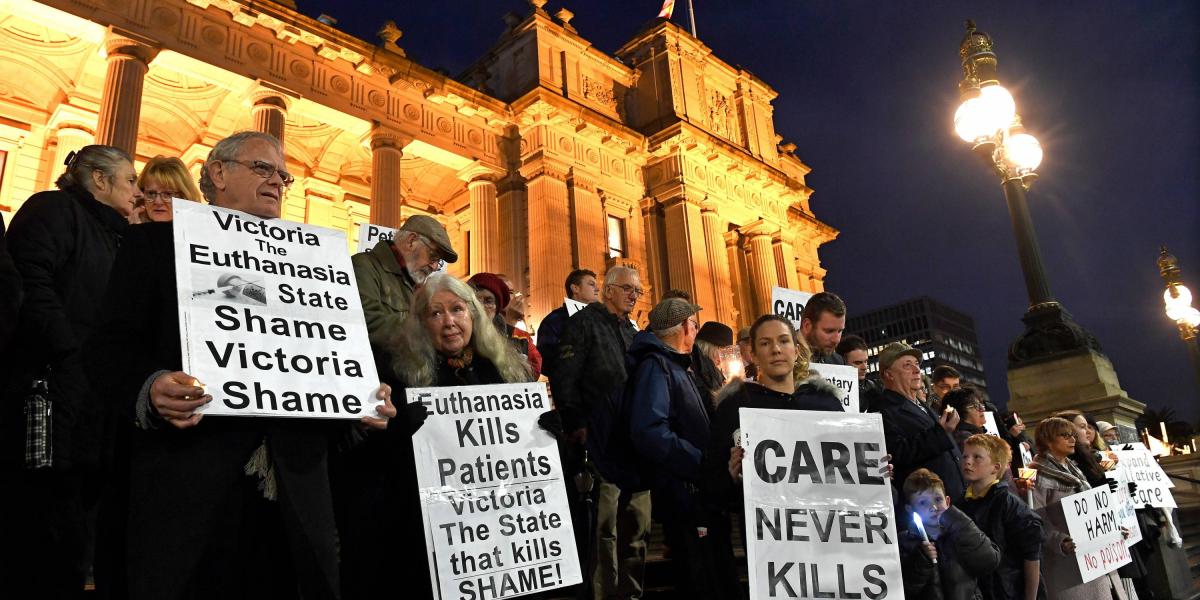 Activistas provida protestan a las puertas del Parlamento de Victoria en Melbourne (Australia), este miércoles.