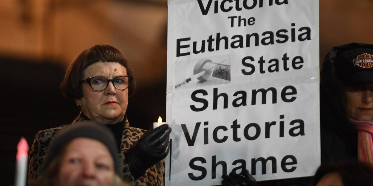 na activista provida muestra una pancarta que reza "Victoria el estado de la eutanasia, el estado de la vergüenza" a las puertas del Parlamento de Victoria en Melbourne (Australia), este miércoles.