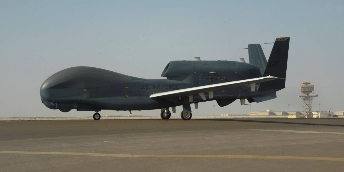El vehículo aéreo no tripulado Northrop Grumman RQ-4 Global Hawk de las Fuerzas Aéreas de Estados Unidos, en la Base Aérea de Al-Dhafra, Emiratos Árabes Unidos.