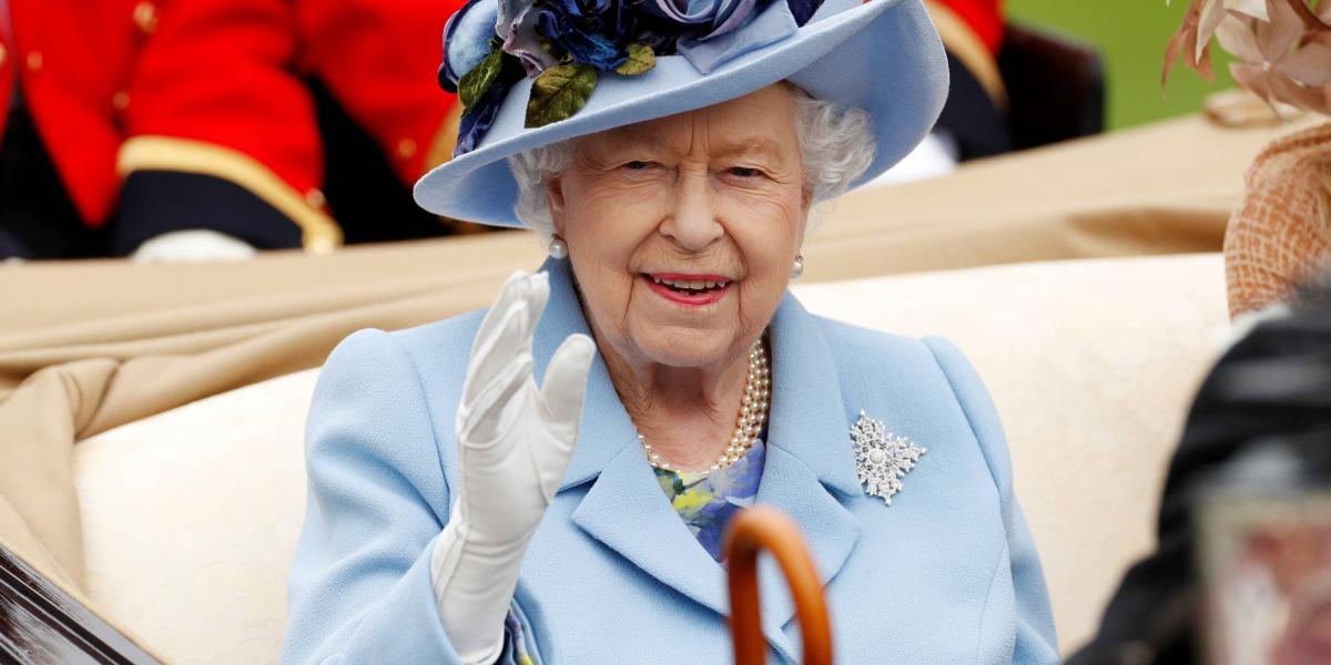 Las carreras de caballos de Ascot, en Gran Bretaña, son famosas, no solo por la parte hípica, también por los originales, extravagantes y raros sombreros que lucen las mujeres. La reina Isabel II no se pierde este evento. Lució un convencional sombrero azul con flores a juego con su traje, como es costumbre.