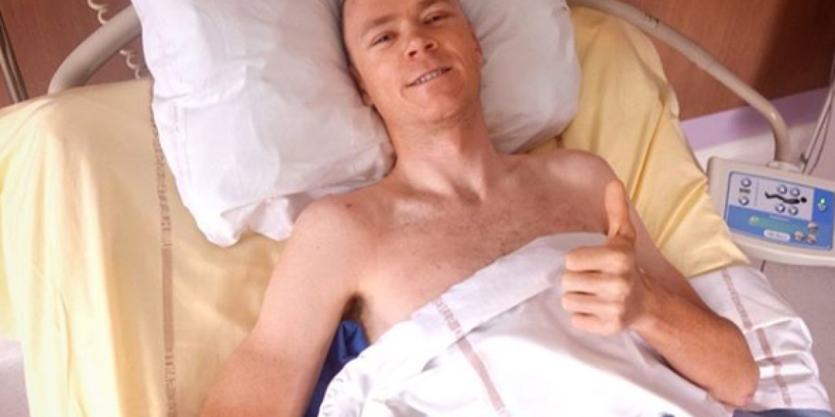 Chris Froome, en su cama, antes de salir de la Unidad de Cuidados Intensivos, tras su mejoría.