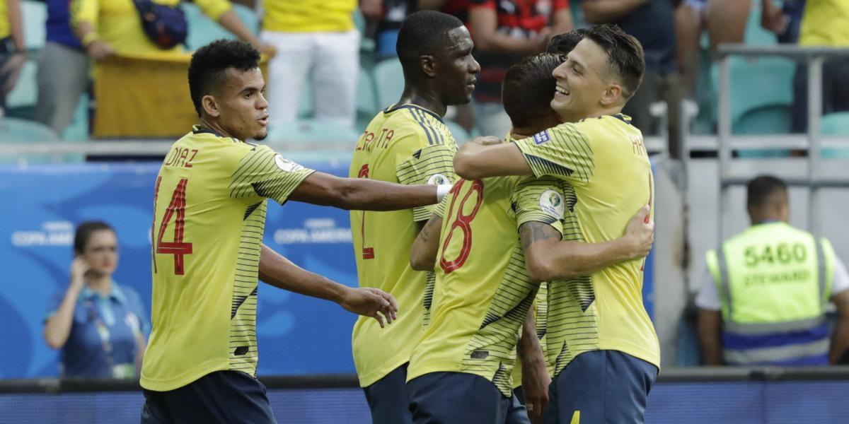 Los jugadores de la Selección Colombia celebran el gol.