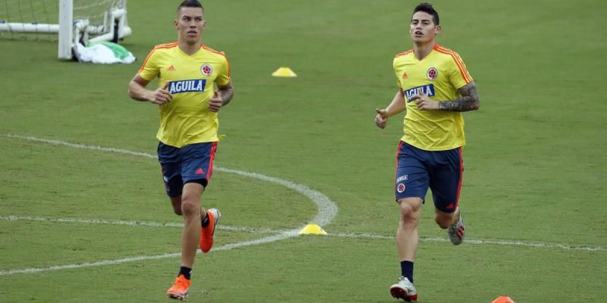 James Rodríguez y Mateus Uribe durante un entrenamiento de la Selección Colombia.