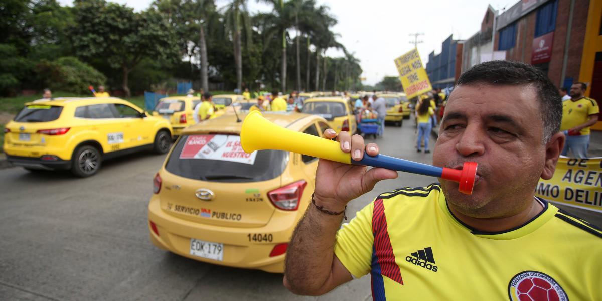 Cerca de 500 taxistas protestaron por más de cinco horas desde el norte de la ciudad hasta la Alcaldía de Cali.